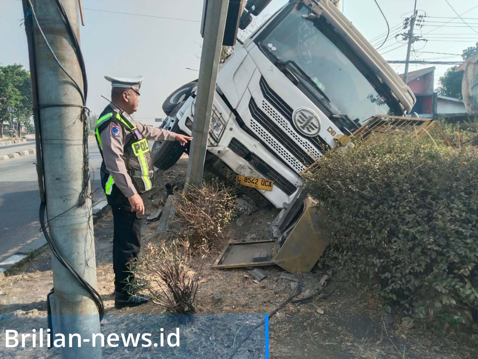 Ini Dugaan Penyebab Truk Jagung Tabrak Taman Jalan di Depan Polsek