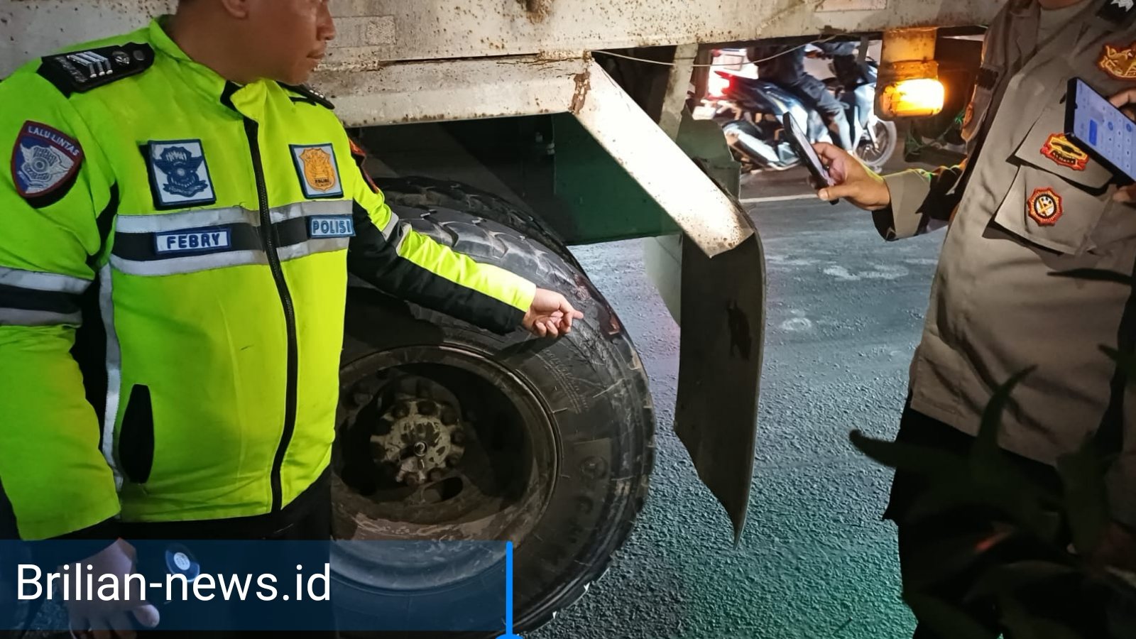 Kecelakaan Dump Truck dan Honda Beat di Krian, Satu Korban Dilaporkan Meninggal Dunia