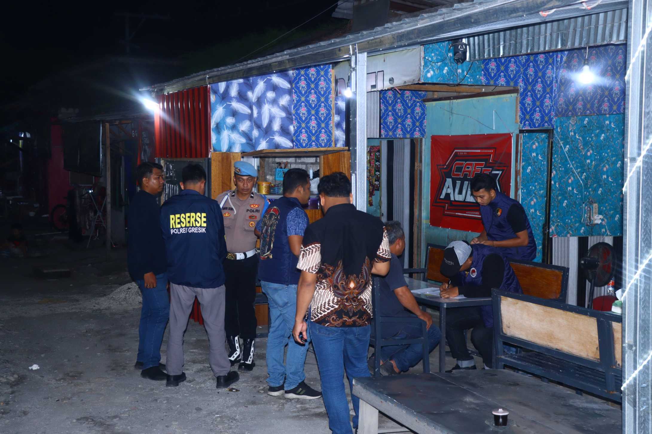 Polres Gresik Amankan 47 Botol Miras saat Patroli KRYD di Kebomas